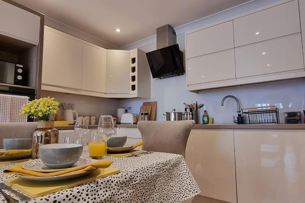 Central Riverside Apartment Бристоль Экстерьер фото